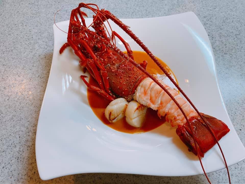 活け締め熟成イセエビのお料理