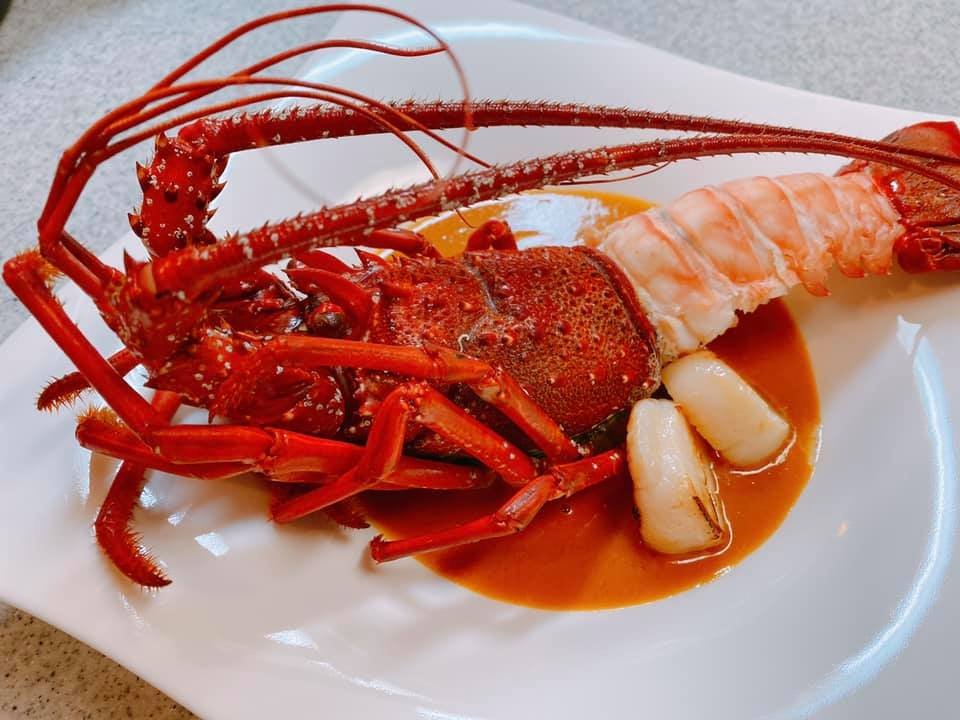 活け締め熟成イセエビのお料理